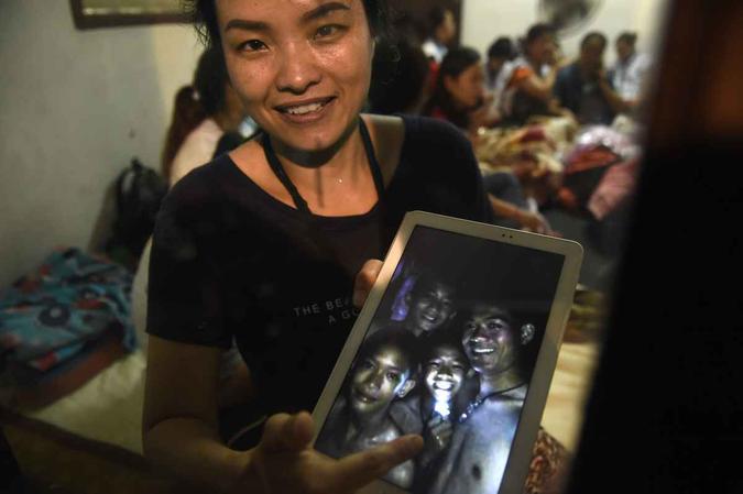 Mulher exibe em tablet foto das crianças: medo e fome(foto: Lillian Suwanrumpha/AFP) Mulher exibe em tablet foto das crianças: medo e fome(foto: Lillian Suwanrumpha/AFP)