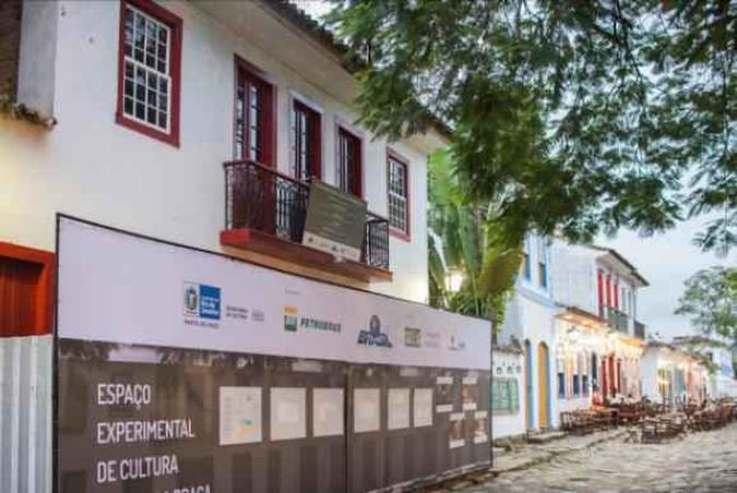 Casa de 1894 que foi transformada em sobrado onde funcionou o antigo Cine São Jorge sofreu ampla transformação, mesclando restauração com ampliação e reforma para se tornar centro de cultura(foto: Leonardo Assis-Associação Paraty Cultural/Divulgação) Casa de 1894 que foi transformada em sobrado onde funcionou o antigo Cine São Jorge sofreu ampla transformação, mesclando restauração com ampliação e reforma para se tornar centro de cultura(foto: Leonardo Assis-Associação Paraty Cultural/Divulgação)