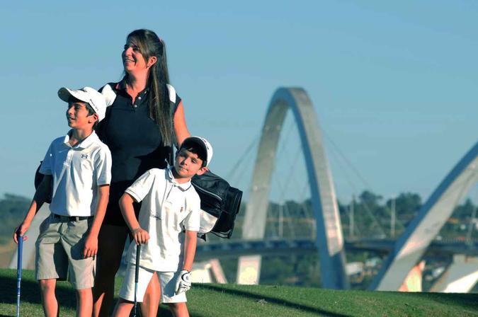 Caroline Versiani com os filhos Henrique e Arthur: a fam�lia descobriu o esporte no clube(foto: Carlos Vieira/CB/D.A Press)