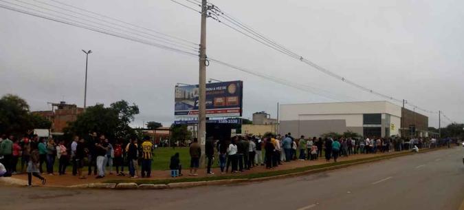 No início da manhã por volta de 2.500 pessoas aguardavam para entregar currículo. Cerca de 100 vagas estão sendo ofertadas. (foto: Arquivo Pessoal) No início da manhã por volta de 2.500 pessoas aguardavam para entregar currículo. Cerca de 100 vagas estão sendo ofertadas. (foto: Arquivo Pessoal)