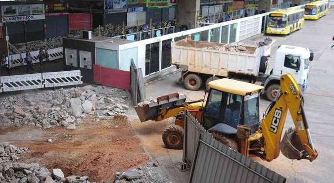 Os passageiros do BRT terão que pegar o transporte em outra plataforma, devido às obras(foto: Dênio Simões/Agência Brasília) Os passageiros do BRT terão que pegar o transporte em outra plataforma, devido às obras(foto: Dênio Simões/Agência Brasília)