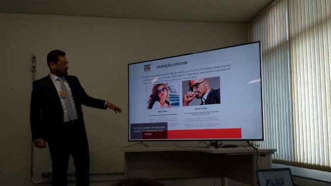 Delegado Magno Machado mostra as redes sociais usadas pelo suspeito para conseguir vítimas(foto: (foto: Mateus Parreiras/EM/D.A.Press)) Delegado Magno Machado mostra as redes sociais usadas pelo suspeito para conseguir vítimas(foto: (foto: Mateus Parreiras/EM/D.A.Press))