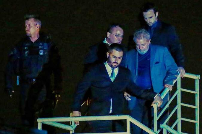 A prisão do ex-presidente Luiz Inácio Lula da Silva foi um dos momentos marcantes da força-tarefa: o petista está preso na sede da PF em Curitiba desde abril do ano passado(foto: Heuler Andrey/AFP) A prisão do ex-presidente Luiz Inácio Lula da Silva foi um dos momentos marcantes da força-tarefa: o petista está preso na sede da PF em Curitiba desde abril do ano passado(foto: Heuler Andrey/AFP)