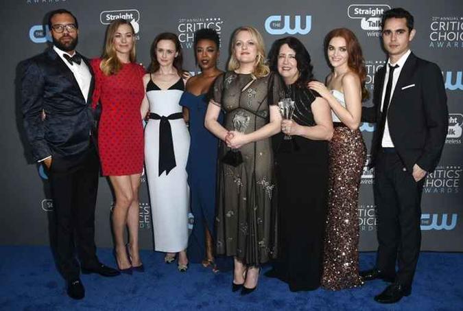 O elenco de The handmaid's tale, no Critics choice awards 2017(foto: Frazer Harrison) O elenco de The handmaid's tale, no Critics choice awards 2017(foto: Frazer Harrison)