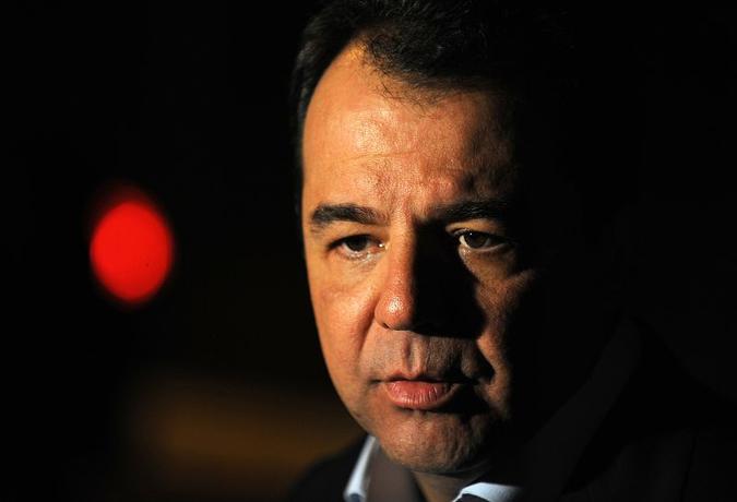 Ao chegar para depôr, ex-governador se encontrou com familiares(foto: Rodrigues Pozzebom/ Agencia Brasil) Ao chegar para depôr, ex-governador se encontrou com familiares(foto: Rodrigues Pozzebom/ Agencia Brasil)