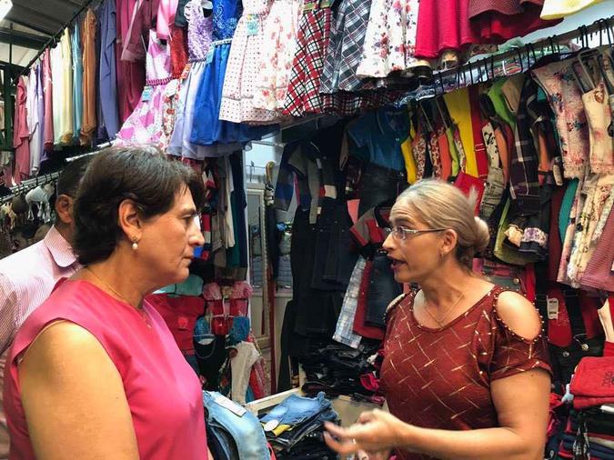 Candidata Eliana Pedrosa conversar com feirantes em Ceilândia e promete mudar a saúde em seis meses, caso seja eleita(foto: Alisson Carvalho: assessoria Eliana Pedrosa) Candidata Eliana Pedrosa conversar com feirantes em Ceilândia e promete mudar a saúde em seis meses, caso seja eleita(foto: Alisson Carvalho: assessoria Eliana Pedrosa)
