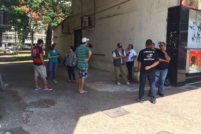Presença de equipes da Agefis mobilizou alguns moradores e visitantes da feira de cães e gatos que se contrariaram com a denúncia(foto: Divulgação) Presença de equipes da Agefis mobilizou alguns moradores e visitantes da feira de cães e gatos que se contrariaram com a denúncia(foto: Divulgação)