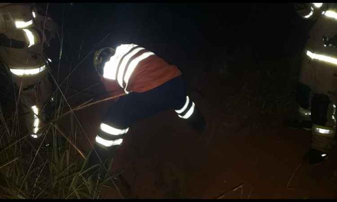 A Polícia Civil buscava o cadáver de uma vítima de homicídio quando encontrou a bolsa fechada em uma área erma da região, próximo ao fórum da cidade(foto: Divulgação/Polícia Civil) A Polícia Civil buscava o cadáver de uma vítima de homicídio quando encontrou a bolsa fechada em uma área erma da região, próximo ao fórum da cidade(foto: Divulgação/Polícia Civil)