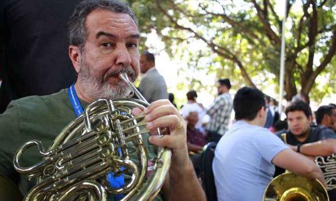 Há 19 anos em Brasília, o trompista Fernando Morais acha gratificante fazer parte das apresentações da orquestra em hospitais da cidade(foto: Vinicius Cardoso Vieira/Esp. CB/D.A Press) Há 19 anos em Brasília, o trompista Fernando Morais acha gratificante fazer parte das apresentações da orquestra em hospitais da cidade(foto: Vinicius Cardoso Vieira/Esp. CB/D.A Press)