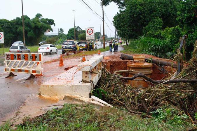 Córrego transbordou e causou estragos na pista, em Vicente Pires(foto: Ana Rayssa/Esp. CB/D.A Press) Córrego transbordou e causou estragos na pista, em Vicente Pires(foto: Ana Rayssa/Esp. CB/D.A Press)