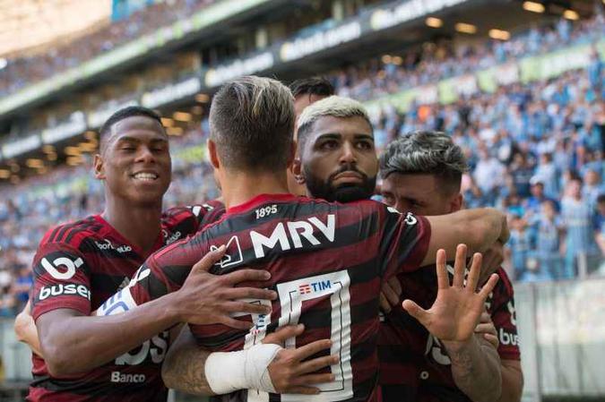 Gabigol é festejado pelos companheiros e mostra a mão aberta, provocando os gremistas(foto: Alexandre Vidal/Flamengo) Gabigol é festejado pelos companheiros e mostra a mão aberta, provocando os gremistas(foto: Alexandre Vidal/Flamengo)