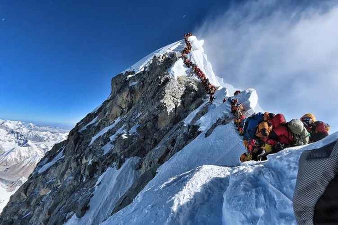 Fotos impactantes divulgadas nos últimos dias mostram uma longa fila de alpinistas(foto: AFP) Fotos impactantes divulgadas nos últimos dias mostram uma longa fila de alpinistas(foto: AFP)
