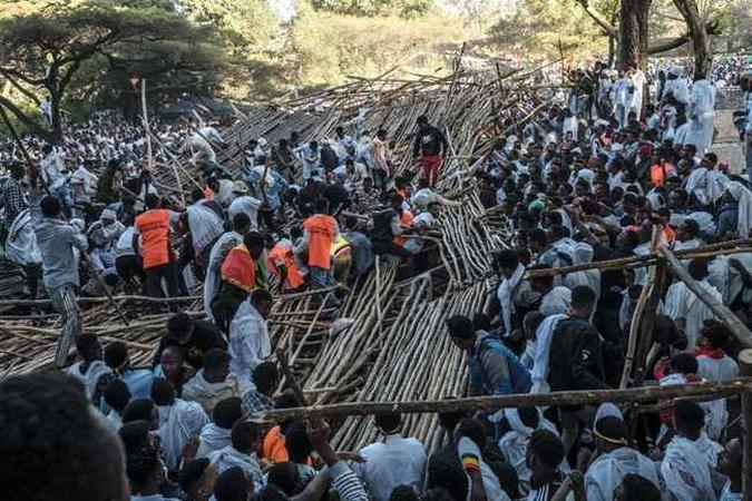 Durante a celebração de Timkat, a Epifania Etíope, plataforma de madeira caiu e feriu dezenas de pessoas(foto: EDUARDO SOTERAS / AFP) Durante a celebração de Timkat, a Epifania Etíope, plataforma de madeira caiu e feriu dezenas de pessoas(foto: EDUARDO SOTERAS / AFP)