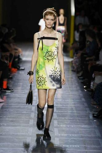 Prada foi a marca que puxou a fila do neon nas tendências do próximo ano. Em seu último desfile em Milão, o tom vibrante foi repaginado em tie-dye com aplicações tridimensionais(foto: Prada/Divulgação) Prada foi a marca que puxou a fila do neon nas tendências do próximo ano. Em seu último desfile em Milão, o tom vibrante foi repaginado em tie-dye com aplicações tridimensionais(foto: Prada/Divulgação)
