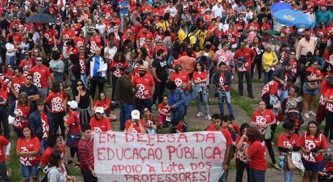 Resultado de imagem para foto manifestação de professores em frente ao Buriti