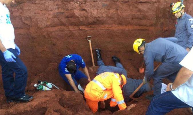 As vítimas foram socorridas pelos bombeiros sem ferimentos graves(foto: Divulgação/Corpo de Bombeiros) As vítimas foram socorridas pelos bombeiros sem ferimentos graves(foto: Divulgação/Corpo de Bombeiros)