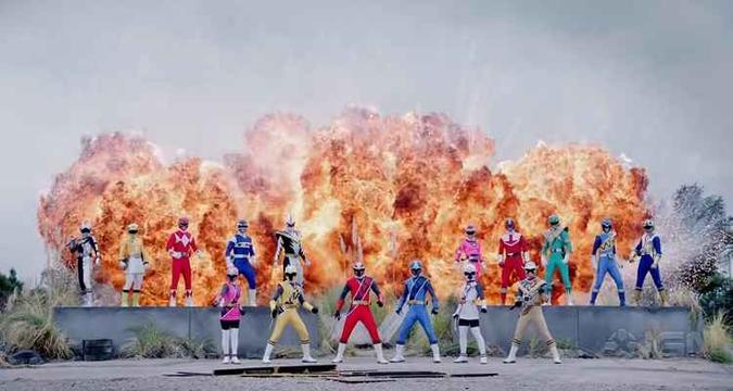Varias gerações de Power Rangers vão se unir para combater uma grande ameaça ao universo(foto: YouTube/Reprodução ) Varias gerações de Power Rangers vão se unir para combater uma grande ameaça ao universo(foto: YouTube/Reprodução )