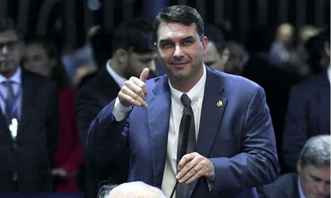 Flávio Bolsonaro disse em 20056 que 'a milícia nada mais é do que um conjunto de policiais buscando expurgar do seio da comunidade o que há de pior: os criminosos'(foto: Marcos Oliveira/Agência Senado) Flávio Bolsonaro disse em 20056 que 'a milícia nada mais é do que um conjunto de policiais buscando expurgar do seio da comunidade o que há de pior: os criminosos'(foto: Marcos Oliveira/Agência Senado)