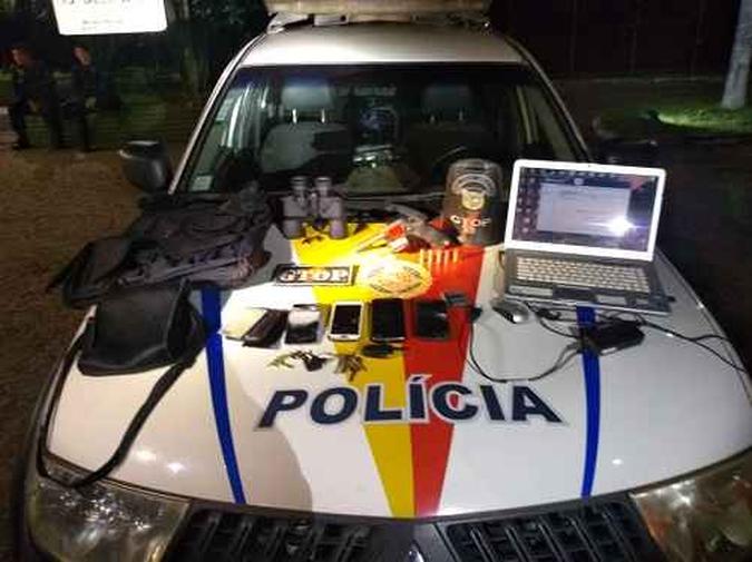 Polícia encontrou até colete à prova de balas em uma casa suspeita(foto: Divulgação/PMDF) Polícia encontrou até colete à prova de balas em uma casa suspeita(foto: Divulgação/PMDF)