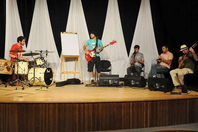 O Satanique Samba Trio é um quinteto que, eventualmente, pode se transformar em sexteto: o grupo já se apresentou nas ruas de Brasília numa sátira aos trios elétricos de micaretas(foto: Adauto Cruz/CB/D.A Press) O Satanique Samba Trio é um quinteto que, eventualmente, pode se transformar em sexteto: o grupo já se apresentou nas ruas de Brasília numa sátira aos trios elétricos de micaretas(foto: Adauto Cruz/CB/D.A Press)