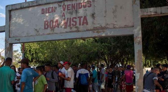 Debaixo de uma temperatura de 34°C nos momentos mais quentes do dia, eles caminham somente com uma pequena mala ou mochila, sem comida na bagagem nem protetor solar na pele(foto: Mauro Pimentel/AFP) Debaixo de uma temperatura de 34°C nos momentos mais quentes do dia, eles caminham somente com uma pequena mala ou mochila, sem comida na bagagem nem protetor solar na pele(foto: Mauro Pimentel/AFP)