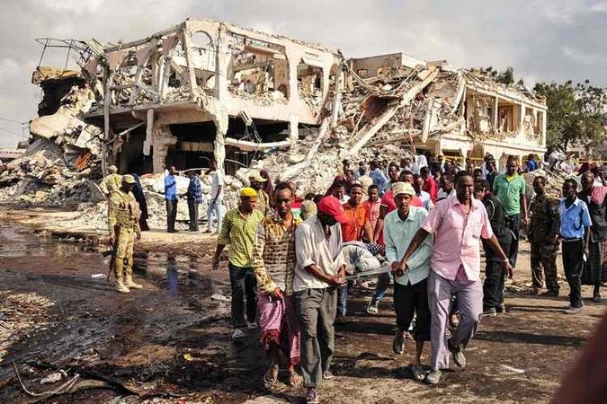 Autoridades temem que o número de fatalidades do ataque, na capital do país, pode aumentar(foto: AFP / Mohamed ABDIWAHAB) Autoridades temem que o número de fatalidades do ataque, na capital do país, pode aumentar(foto: AFP / Mohamed ABDIWAHAB)
