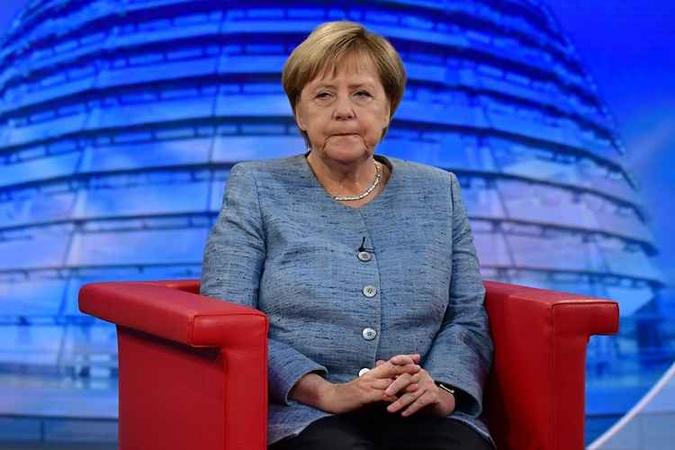 Durante programa de televisão, Merkel afirmou que a perseguição da extrema direita aos migrantes não cabe em um Estado de Direito(foto: Tobias Schwarz/ AFP) Durante programa de televisão, Merkel afirmou que a perseguição da extrema direita aos migrantes não cabe em um Estado de Direito(foto: Tobias Schwarz/ AFP)