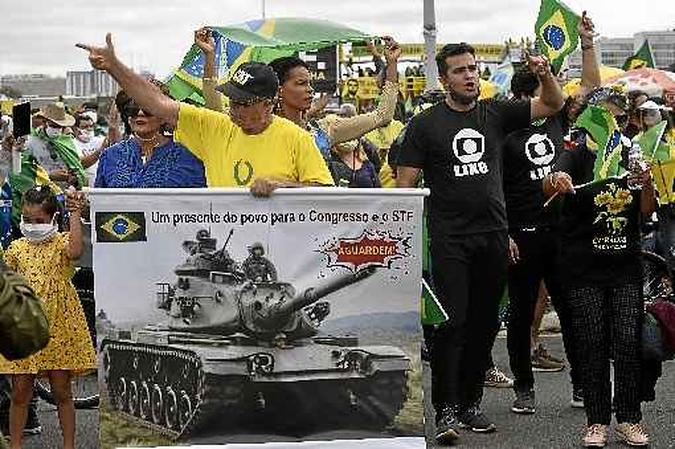 Ameaça de golpe: cartaz em manifestação pró-Bolsonaro faz alusão ao uso das Forças Armadas para controlar o Congresso Nacional e o STF(foto: Minervino Júnior/CB/D.A Press - 9/5/20) Ameaça de golpe: cartaz em manifestação pró-Bolsonaro faz alusão ao uso das Forças Armadas para controlar o Congresso Nacional e o STF(foto: Minervino Júnior/CB/D.A Press - 9/5/20)