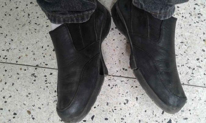 Sapatos pretos com a sola furada(foto: Reprodução/Twitter) Sapatos pretos com a sola furada(foto: Reprodução/Twitter)