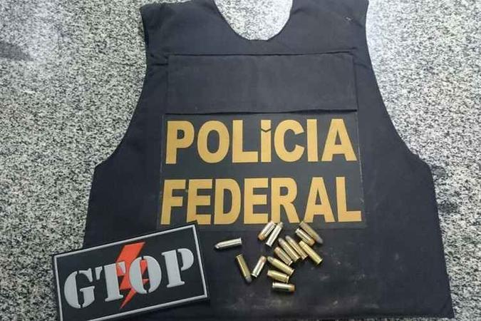 Além do colete da Polícia Federal, militares apreenderam projéteis de diversas armas, entre eles de dois revólveres restritos(foto: Polícia Militar/Divulgação) Além do colete da Polícia Federal, militares apreenderam projéteis de diversas armas, entre eles de dois revólveres restritos(foto: Polícia Militar/Divulgação)