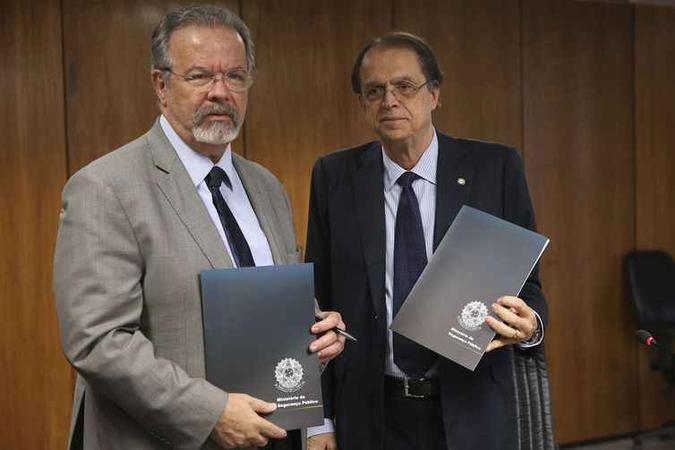 Os ministros Raul Jungmann, da Segurança, e Caio Vieira de Mello, do Trabalho(foto: Valter Campanato/Agência Brasil) Os ministros Raul Jungmann, da Segurança, e Caio Vieira de Mello, do Trabalho(foto: Valter Campanato/Agência Brasil)