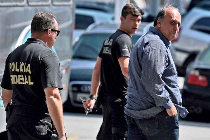 O governador é acusado de receber mesada de R$ 150 mil e um O governador é acusado de receber mesada de R$ 150 mil e um