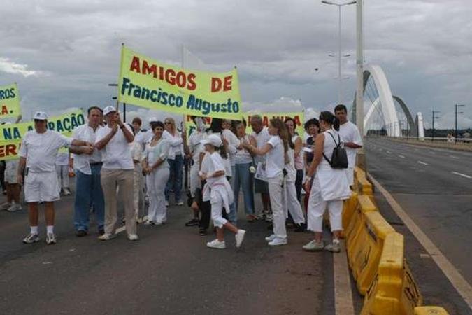 Amigos e parentes de Francisco protestam com faixas na Ponte JK, pedindo paz nas pistas do Distrito Federal (Fevereiro de 2004)(foto: Igo Estrela/CB/D.A Press ) Amigos e parentes de Francisco protestam com faixas na Ponte JK, pedindo paz nas pistas do Distrito Federal (Fevereiro de 2004)(foto: Igo Estrela/CB/D.A Press )