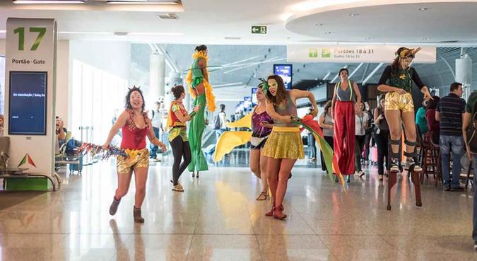Grupo de foliões com pernas de pau, fantasias de super-herói, palhaços e muita alegriaAlexandre A. Bastos/Calango Careta Grupo de foliões com pernas de pau, fantasias de super-herói, palhaços e muita alegriaAlexandre A. Bastos/Calango Careta