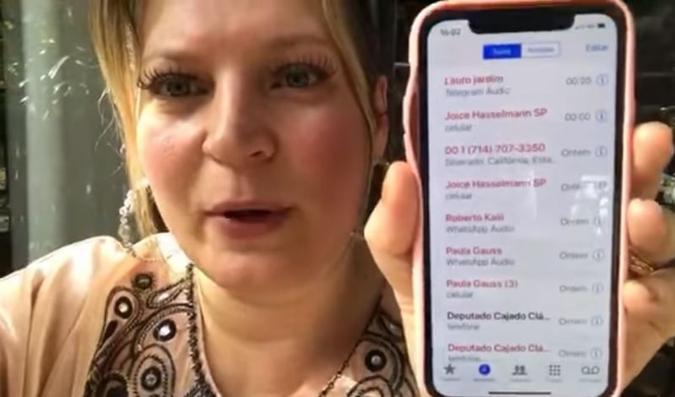 Joice mostra o aparelho com os registros de ligações feitas do seu telefone para o próprio celular(foto: Reprodução/Twitter) Joice mostra o aparelho com os registros de ligações feitas do seu telefone para o próprio celular(foto: Reprodução/Twitter)