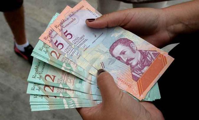 Venezuelanos sofrem a pior crise de sua história contemporânea, com uma economia reduzida pela metade em cinco anos(foto: Federico Parra / AFP) Venezuelanos sofrem a pior crise de sua história contemporânea, com uma economia reduzida pela metade em cinco anos(foto: Federico Parra / AFP)