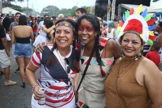 As amigas Lucélia Teixeira, Miriam de Castro Silva e Maria Aparecida Cerqueira, fantasiadas de índias(foto: Luís Nova/CB/D.A Press) As amigas Lucélia Teixeira, Miriam de Castro Silva e Maria Aparecida Cerqueira, fantasiadas de índias(foto: Luís Nova/CB/D.A Press)