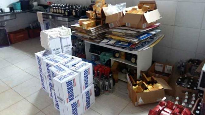 Agentes suspeitam de falsificação dos produtos vendidos na casa de shows(foto: PCDF/Divulgação) Agentes suspeitam de falsificação dos produtos vendidos na casa de shows(foto: PCDF/Divulgação)