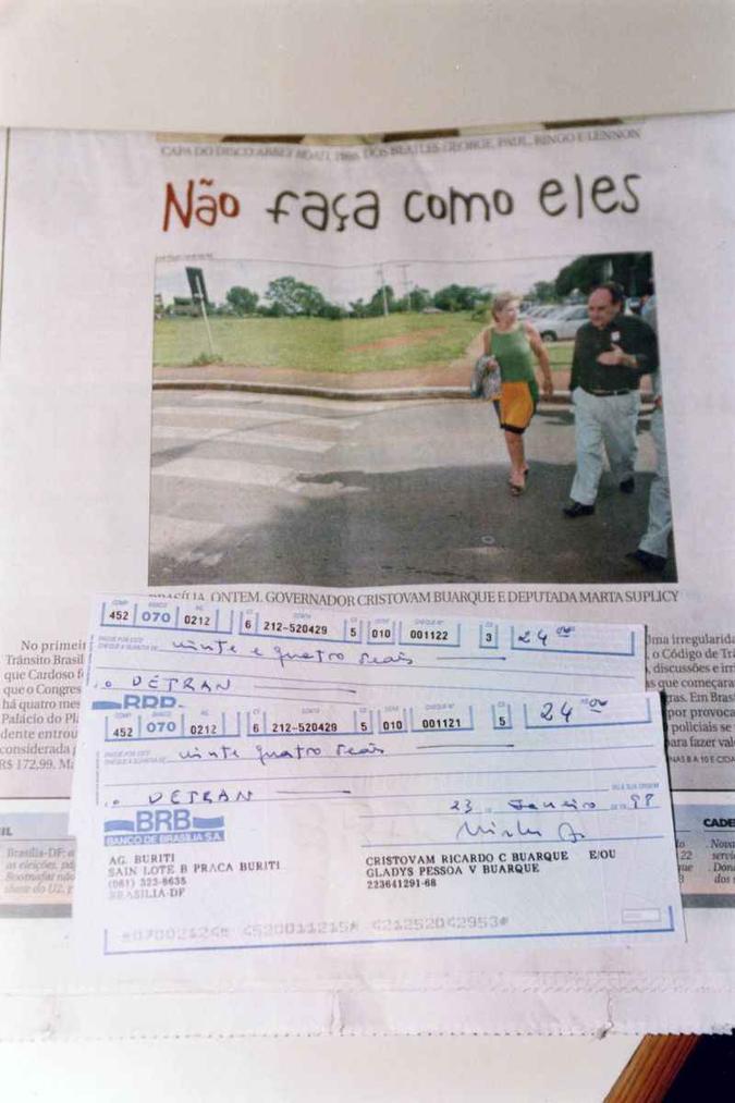 Cheques no valor de 24 reais, assinados pelo então governador do Distrito Federal, Cristovam Buarque, para pagamento de multa por atravessar avenida fora da faixa de pedestre (foto acima)(foto: Raimundo Paccó/CB/D.A Press) Cheques no valor de 24 reais, assinados pelo então governador do Distrito Federal, Cristovam Buarque, para pagamento de multa por atravessar avenida fora da faixa de pedestre (foto acima)(foto: Raimundo Paccó/CB/D.A Press)