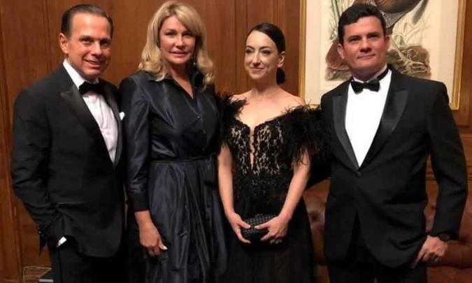 Moro aparece sorrindo na foto com o ex-prefeito de São Paulo e as respectivas esposas(foto: Reprodução/Twitter) Moro aparece sorrindo na foto com o ex-prefeito de São Paulo e as respectivas esposas(foto: Reprodução/Twitter)