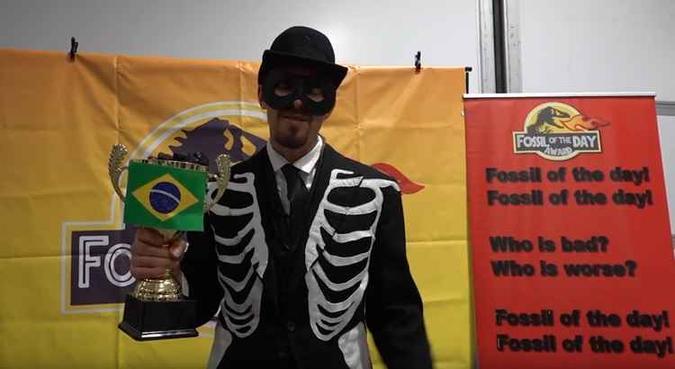 'Premiação' concedida ao Brasil ironiza países que estão atravancando as negociações climáticas(foto: Reprodução/YouTube) 'Premiação' concedida ao Brasil ironiza países que estão atravancando as negociações climáticas(foto: Reprodução/YouTube)