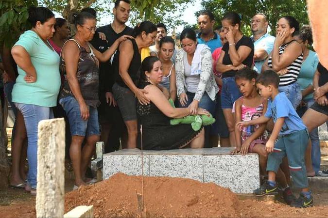 O corpo de Julia foi velado e e enterrado na manhã desta sexta-feira (14), no cemitério de Padre Bernardo (foto: Ed Alves/CB/D.A Press) O corpo de Julia foi velado e e enterrado na manhã desta sexta-feira (14), no cemitério de Padre Bernardo (foto: Ed Alves/CB/D.A Press)