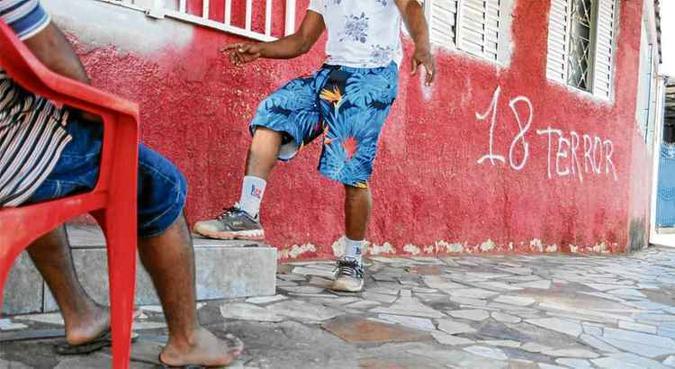 Pichação em muro de residência na Quadra 18 da Expansão do Setor O, uma das regiões mais inseguras da cidade: vizinhança reclama de assaltos até na porta de casa(foto: Bárbara Cabral/Esp. CB/D.A Press) Pichação em muro de residência na Quadra 18 da Expansão do Setor O, uma das regiões mais inseguras da cidade: vizinhança reclama de assaltos até na porta de casa(foto: Bárbara Cabral/Esp. CB/D.A Press)