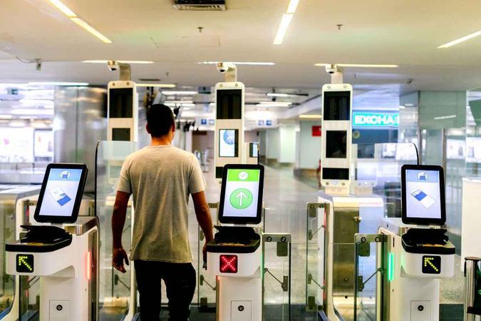 Concessionária do Aeroporto de Brasília investiu em portões eletrônicos para controle de passaportes(foto: Inframerica/Divulgação) Concessionária do Aeroporto de Brasília investiu em portões eletrônicos para controle de passaportes(foto: Inframerica/Divulgação)