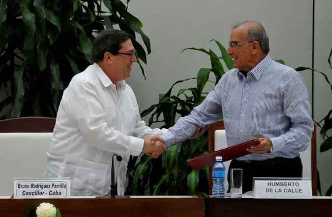 Ministro das relações exteriores de Cuba, Bruno Rodrigues Parrilla (E) e chefe de negociação colombiana para diálogo com as Farc, Humerto de la Calle, em aperto de mão: novo acordo de paz(foto: AFP / YAMIL LAGE) Ministro das relações exteriores de Cuba, Bruno Rodrigues Parrilla (E) e chefe de negociação colombiana para diálogo com as Farc, Humerto de la Calle, em aperto de mão: novo acordo de paz(foto: AFP / YAMIL LAGE)