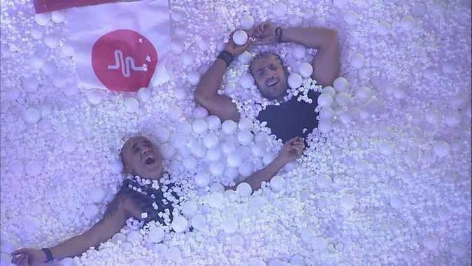 Ayrton e Kaysar se jogaram na piscina de bolinhas (foto: Reprodução/Tv Globo) Ayrton e Kaysar se jogaram na piscina de bolinhas (foto: Reprodução/Tv Globo)