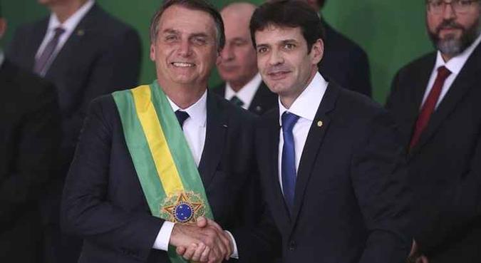 O presidente Jair Bolsonaro empossa o ministro do Turismo, Marcelo Álvaro Antônio, durante cerimônia de nomeação dos ministros de Estado, no Palácio do Planalto(foto: Valter Campanato/Agência Brasil ) O presidente Jair Bolsonaro empossa o ministro do Turismo, Marcelo Álvaro Antônio, durante cerimônia de nomeação dos ministros de Estado, no Palácio do Planalto(foto: Valter Campanato/Agência Brasil )