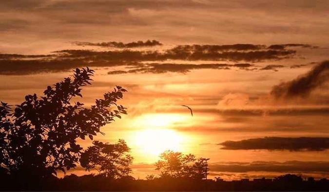Nebulosidade aumenta em relação aos dois últimos dias, mas o calor deve predominar(foto: Ed Alves/CB/D.A Press) Nebulosidade aumenta em relação aos dois últimos dias, mas o calor deve predominar(foto: Ed Alves/CB/D.A Press)
