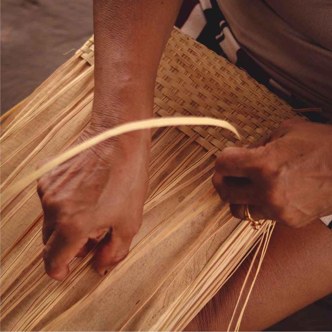 Cada bolsa produzida manualmente pelas artesãs tem um molde, para que o cipó ambé possa ser entrelaçado com mais facilidade. Depois de ser colhido na mata, o material é descascado e deixado na água para ganhar flexibilidade durante o manuseio.(foto: Pedro Almeida e Thaís Solon/Divulgação) Cada bolsa produzida manualmente pelas artesãs tem um molde, para que o cipó ambé possa ser entrelaçado com mais facilidade. Depois de ser colhido na mata, o material é descascado e deixado na água para ganhar flexibilidade durante o manuseio.(foto: Pedro Almeida e Thaís Solon/Divulgação)
