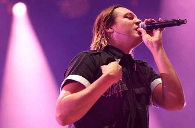 O vocalista Win Butler critica o uso que as corporações fazem da internet(foto: FRED TANNEAU) O vocalista Win Butler critica o uso que as corporações fazem da internet(foto: FRED TANNEAU)